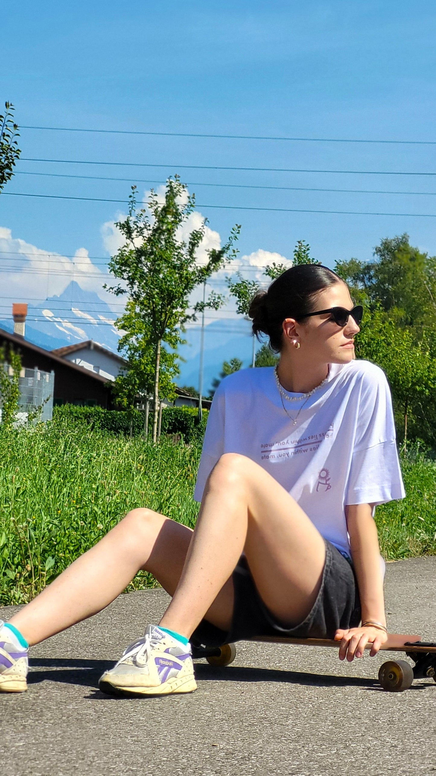 WHITE T-SHIRT HAPPINESS