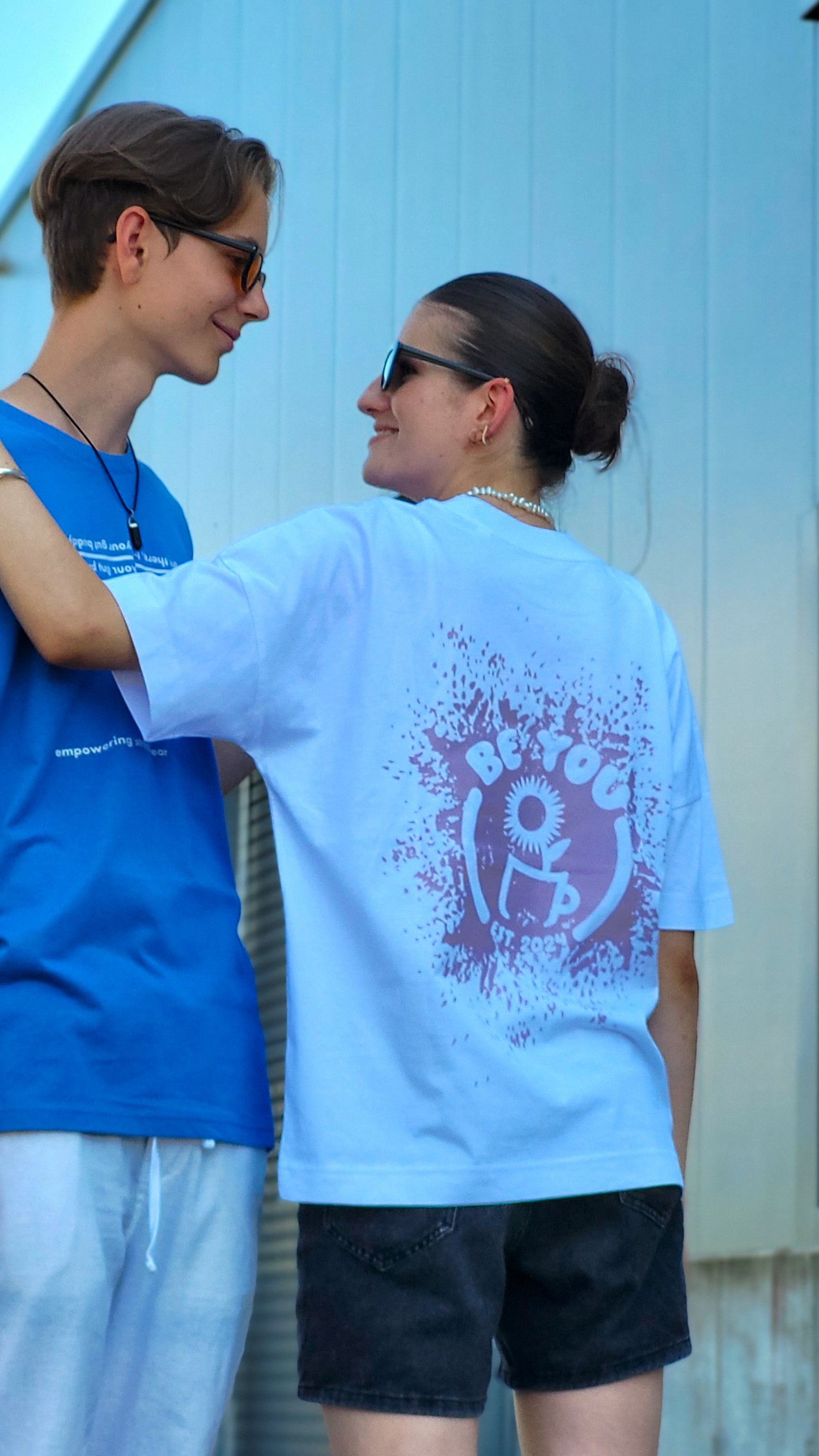 WHITE T-SHIRT HAPPINESS