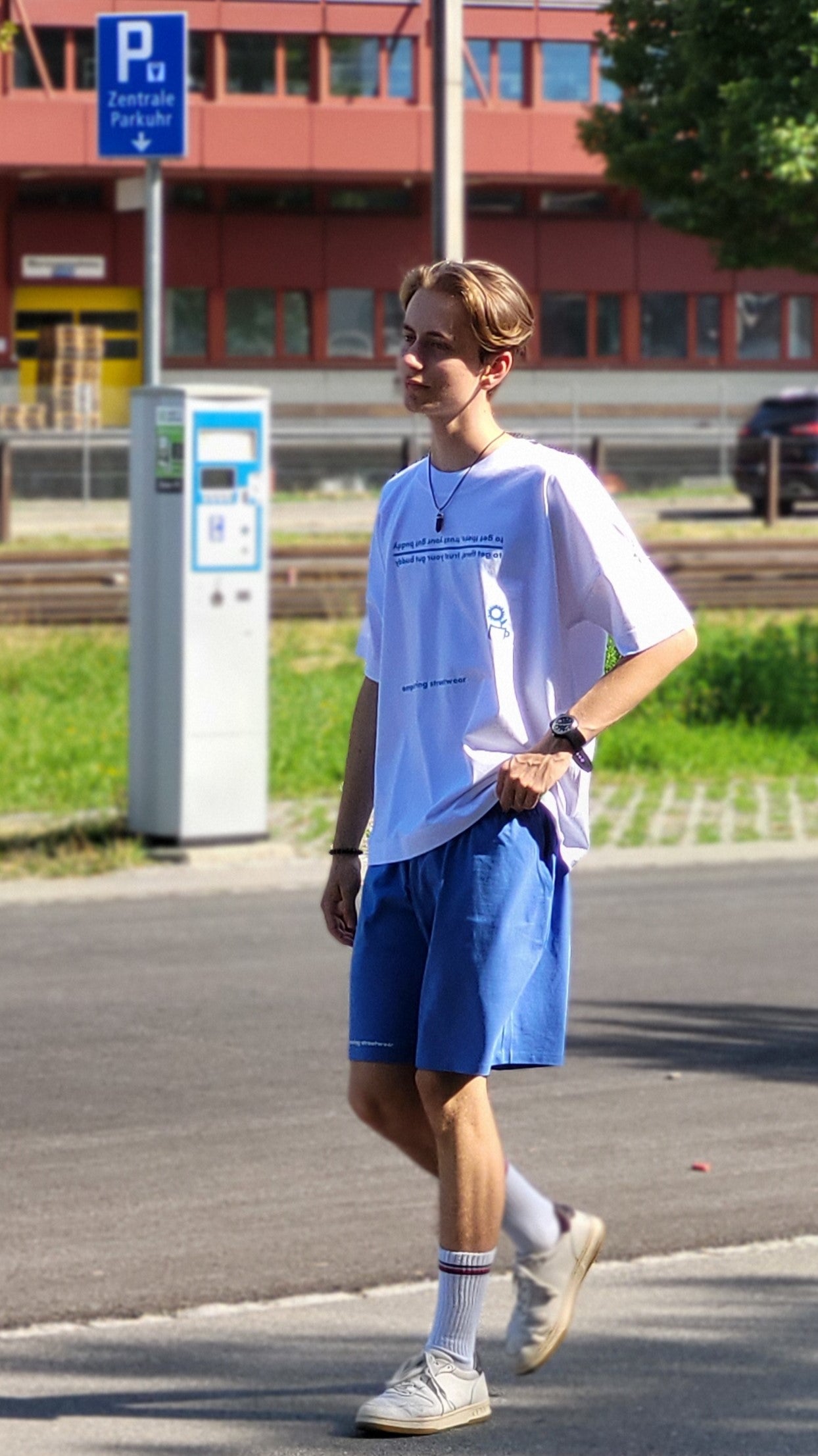 WHITE T-SHIRT TRUST