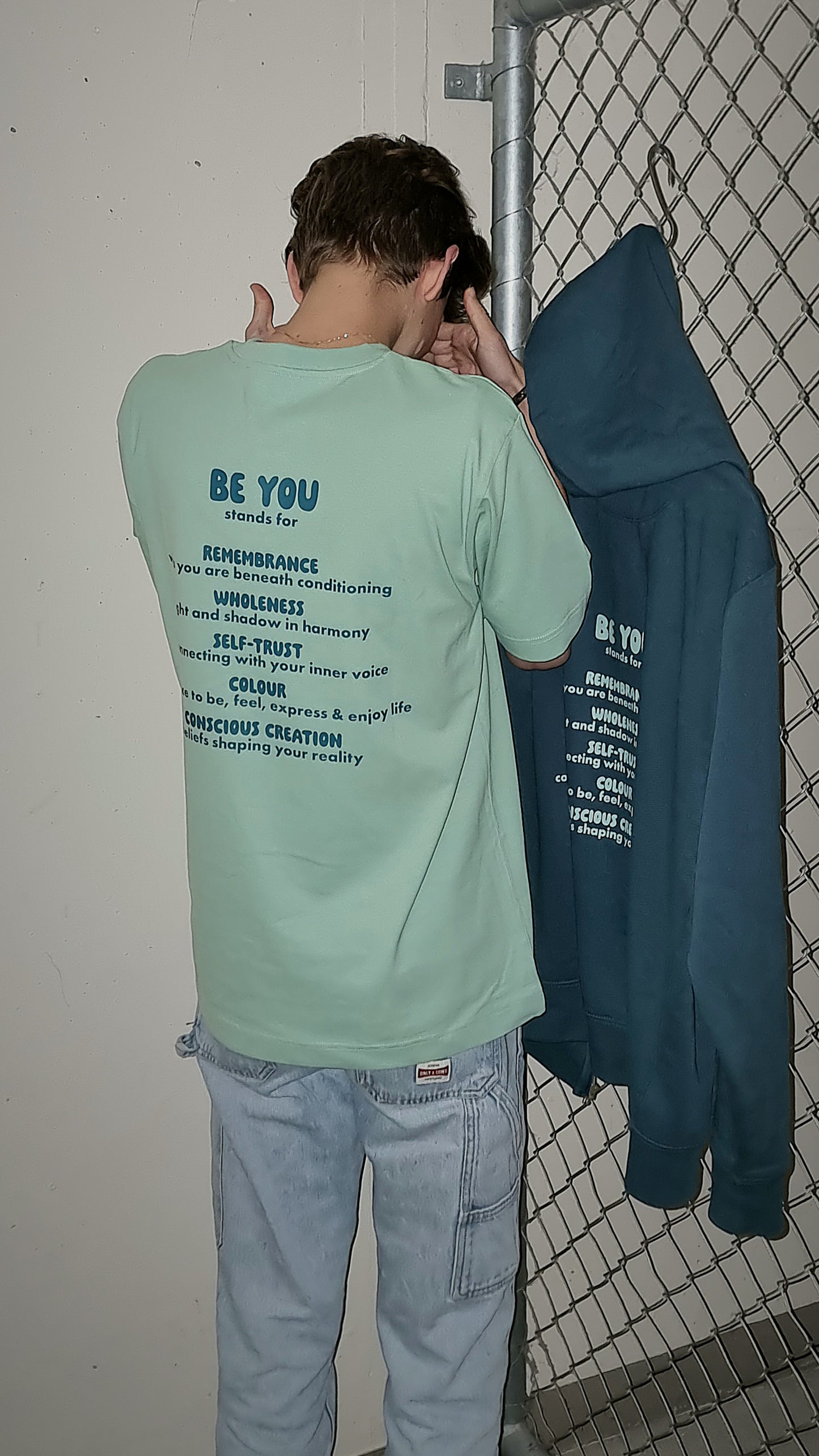 TURQUOISE T-SHIRT MANIFEST