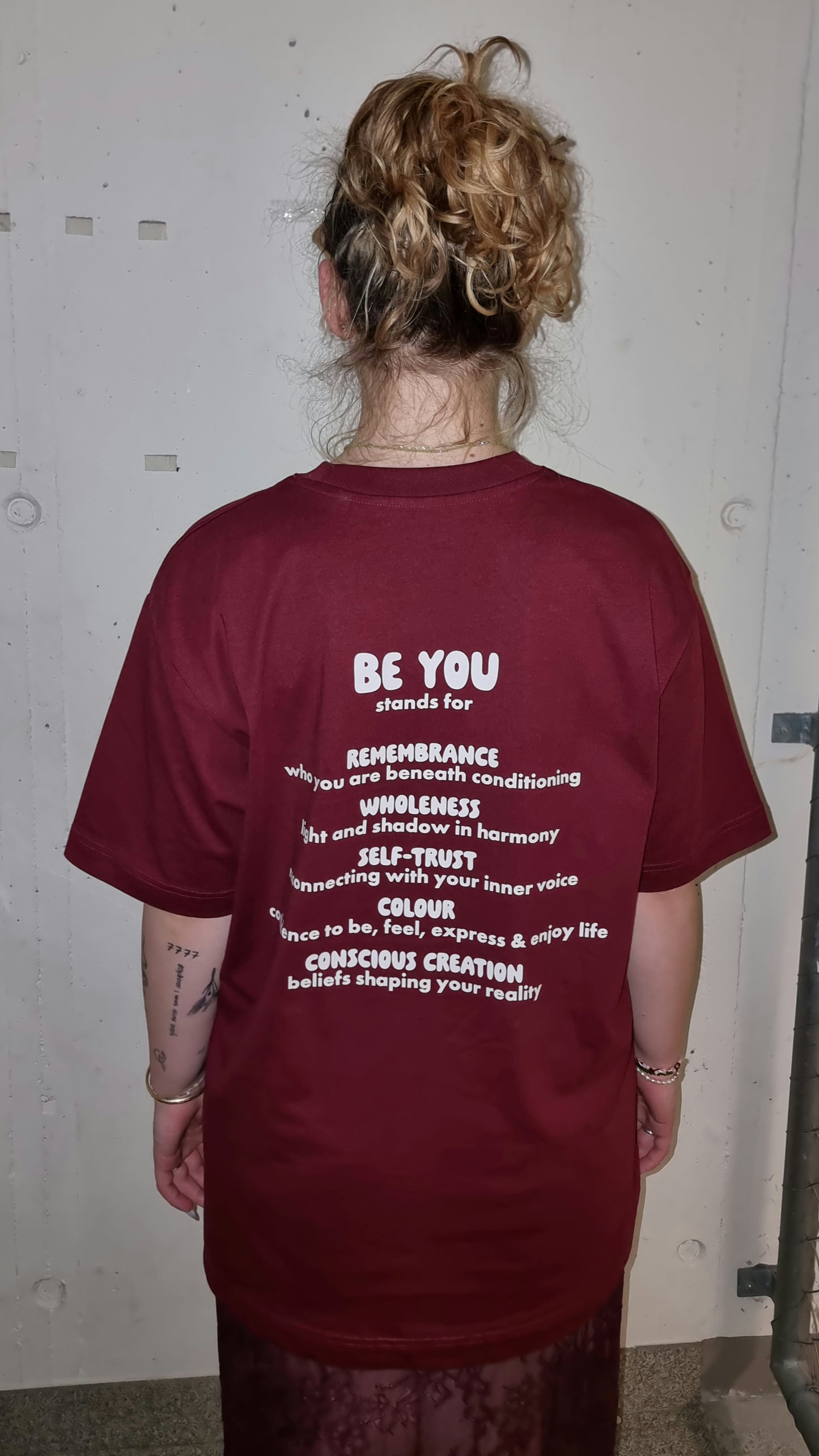 BURGUNDY T-SHIRT MANIFEST